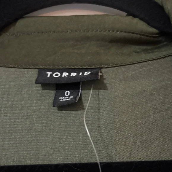 NWT Torrid Dark Green Button-Up Blouse - Picture 2 of 4